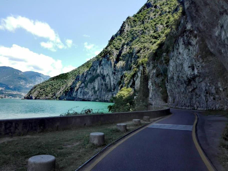 La Dolce Vita - Vista Lago E Piscina Parzanica Экстерьер фото